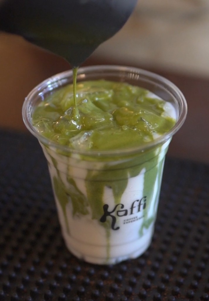 Matcha latte preparado al momento